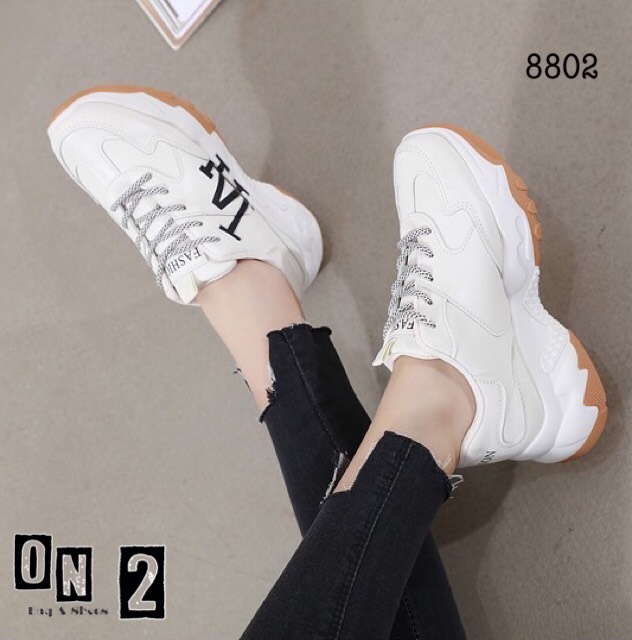 LA sneaker ผ้าใบหนังสไตล์แบรนด์ ทรงสวย คู่นี้ใช้วัสดุอย่างดีค่ะ ทรงสวยน่ารักมาก พร้อมส่ง 4 สี วันหยุดยาวนี้ มี รองเท้าใส่เที่ยวหรือยังค่ะ ถ้ายังแนะนำเลย ใส่เที่ยว ตวจ. หรือ ตปท.ก็สวยค่าาาา