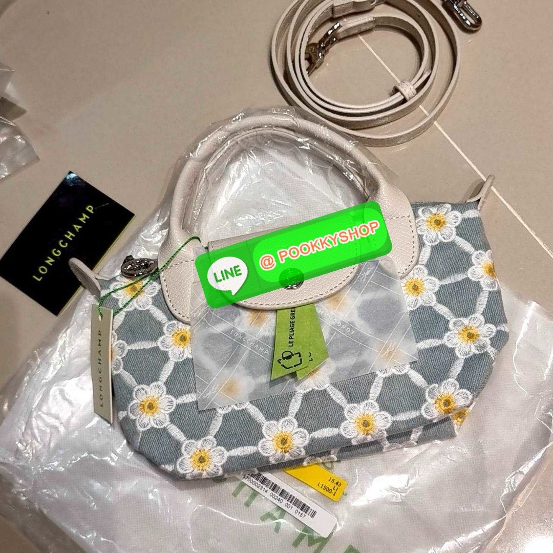 Longchamp le pliage collection XS handbag 🔆 Details น่ารักสดใสรับซัทเมอร์ กับกระเป๋าถือไซส์มินิ ขนาดเล็กพกพาสะดวก โดดเด่นด้วยลวดลายปักบนผ้าโทนสีพาสเทล รูปแบบและสไตล์เป็นเอกลักษณ์ เปิด-ปิดง่ายด้วยซิป มีหูจับถือในตัว และสายสะพายข้างปรับได้ ภายในเป็น