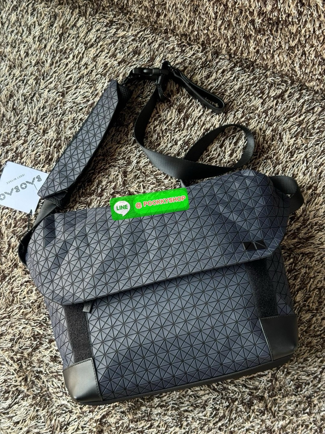 Baobao issey miyake Sling shoulder bag ดีไซน์เอกลักษณ์เฉพาะตัว ใส่ของได้เยอะ ช่องกระเป๋าเป็นระเบียบ โดยโดดเด่นด้วยแผ่นรูปสามเหลี่ยมอันเป็นซิกเนเจอร์ในการจัดเรียงสลับกัน รุ่นนี้ยังมีจุดเด่นในเรื่องคุณสมบัติการใช้งาน ภายในมีช่องบุหนาสำหรับใส่โน้ตบุ้คได้ สำห