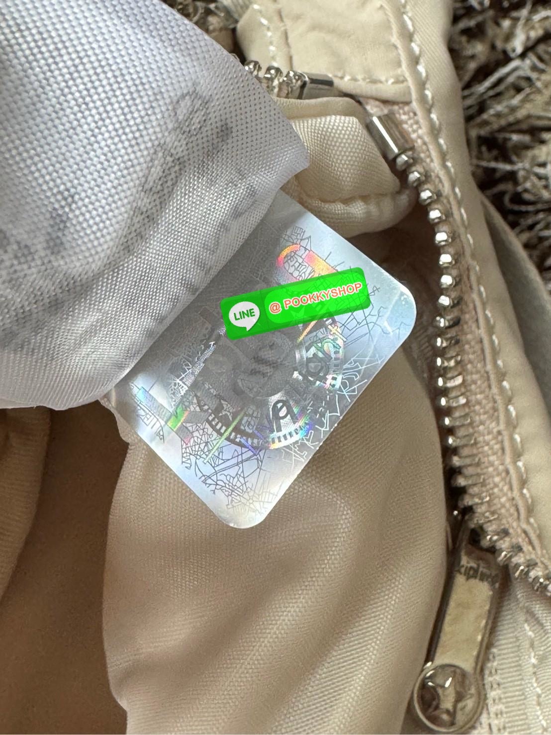 Kipling Syro Shoulder bag กระเป๋าในสไตล์มินิมอล แต่สามารถใส่สิ่งของได้ครบครัน มีทั้งช่องซิปภายในและนอก น้ำหนักเบา มีสายสะพายครอสบอดี้ได้