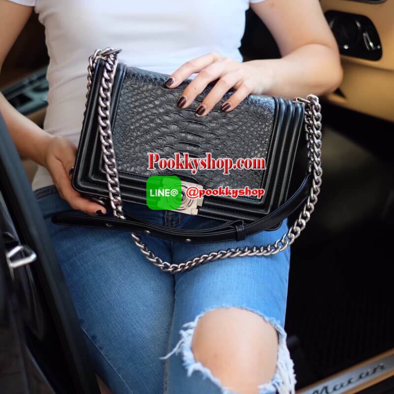 สินค้าขายดี มากี่รอบๆ ก้อหมดเกลี้ยง ทางร้าน ได้กระเป๋า จากแบรนด์ KEEP ทรงเดียวกับ Chanel boy เลย รุ่น KEEP shoulder Luxury small chain bag สวย หรู เท่ มากๆ เลยน๊า กระเป๋าอยู่ทรง ลายหนังจรเข้ สวยงามมากคะ สายโซ่ มีที่รองไหล่ สะพายสบายคะ สายปรับ สั้น ยาวได้ค
