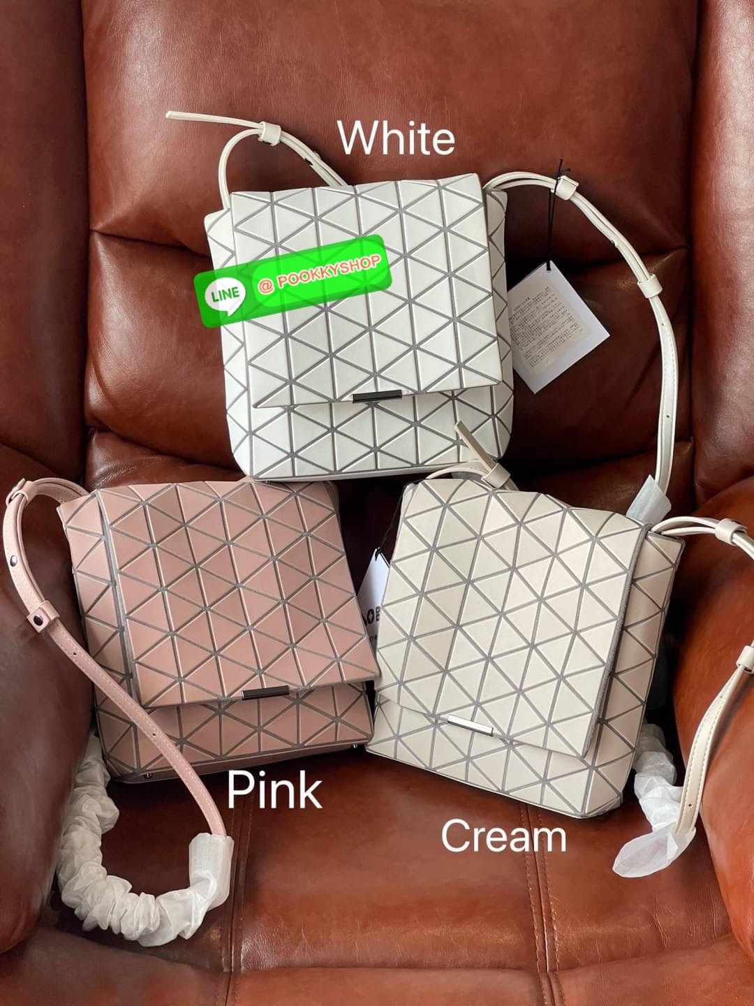 💕Baobao Issey Miyake Off-White Flap Messenger Bag(Large) สำหรับใครที่ต้องการใช้งานแบบเน้นการเคลื่อนไหวที่คล่องตัว แนะนำรุ่นนี้เลยคะ มาพร้อมแผ่นรูปทรงสามเหลี่ยมอันโดดเด่นแฝงไปด้วยความทันสมัยบ่งบอกถึงความเป็นเอกลักษณ์ของแบรนด์ได้เป็นอย่างดี ซึ่งสายส