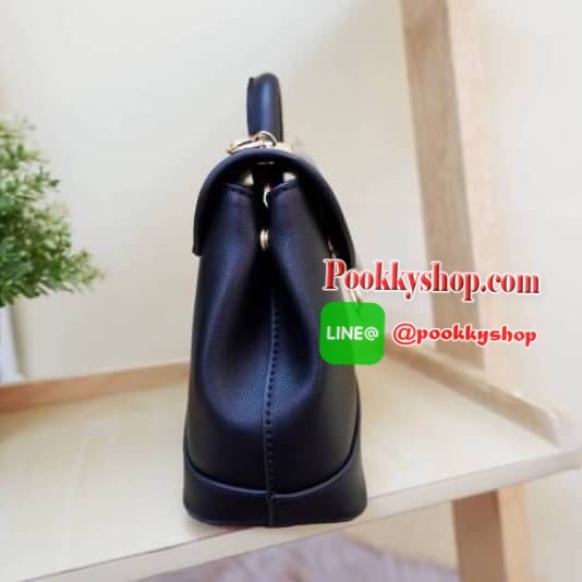 Lyn กระเป๋าหิ้วมาพร้อมสายสะพาย ขนาดกลางๆไม่เล็กไม่ใหญ่ ดีไซน์สวยน่ารัก ด้านในมีป้ายโลหะปั๊มแบรนด์ ใต้กระเป๋ามีหมุดรองทั้ง 4 มุม รูปทรงสวยเก๋ขนาดนี้ ไม่มีไม่ได้นะคะ