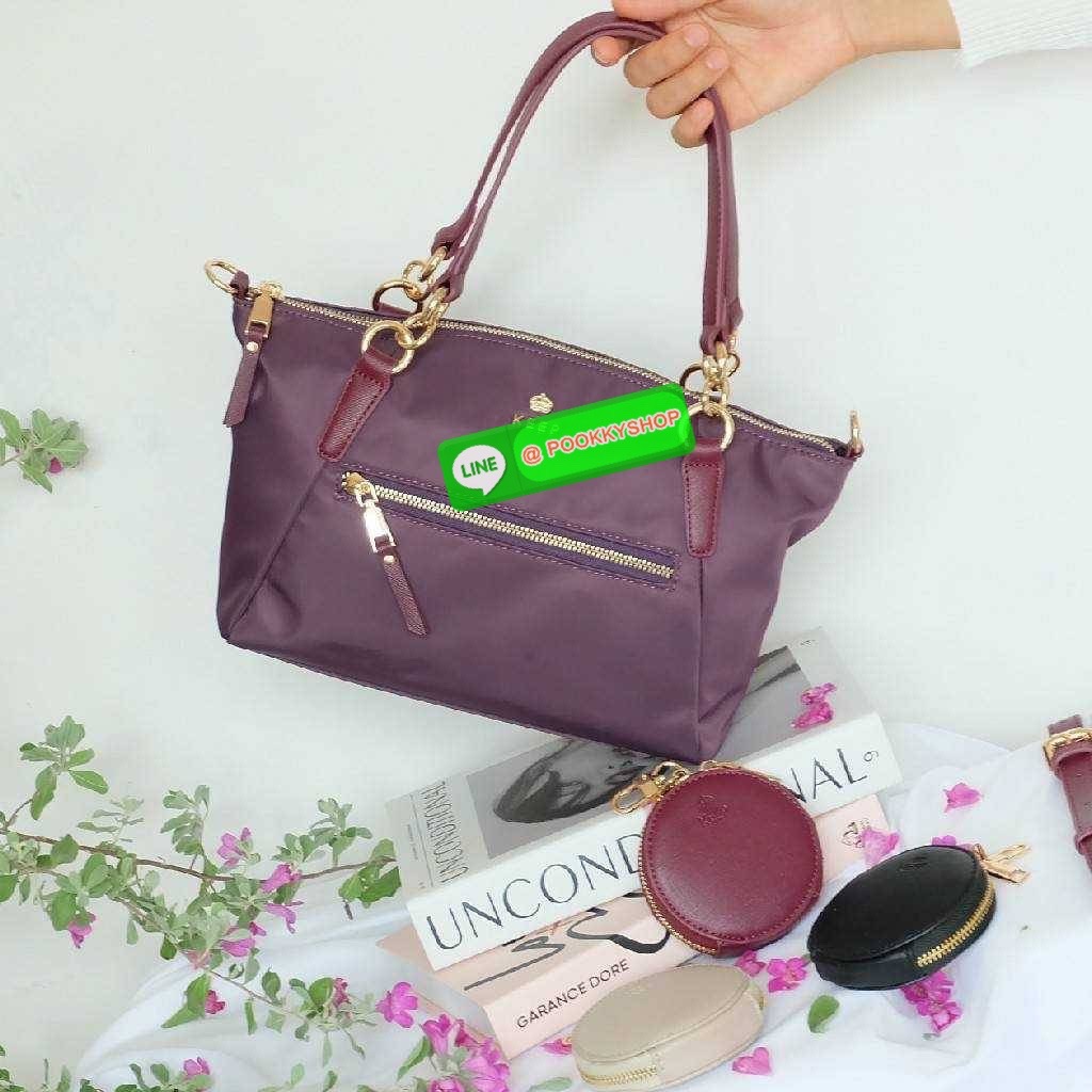 รุ่น KANNY with zipper รุ่นนี้พัฒนาต่อยอดมาจากรุ่น KANNY คอลเลคชั่นเดิมที่เป็นหนึ่งรุ่นที่ขายดีของทางแบรนด์เพราะเป็นกระเป๋าที่ฟังชั่นตอบโจทย์การใช้งานมากที่สุด 📍ตัวกระเป๋าน้ำหนักเบามาก 📍ทำจากไนล่อนนาโนกันน้ำ 📍ทำช่องแบ่งเก็บด้านใน ใ