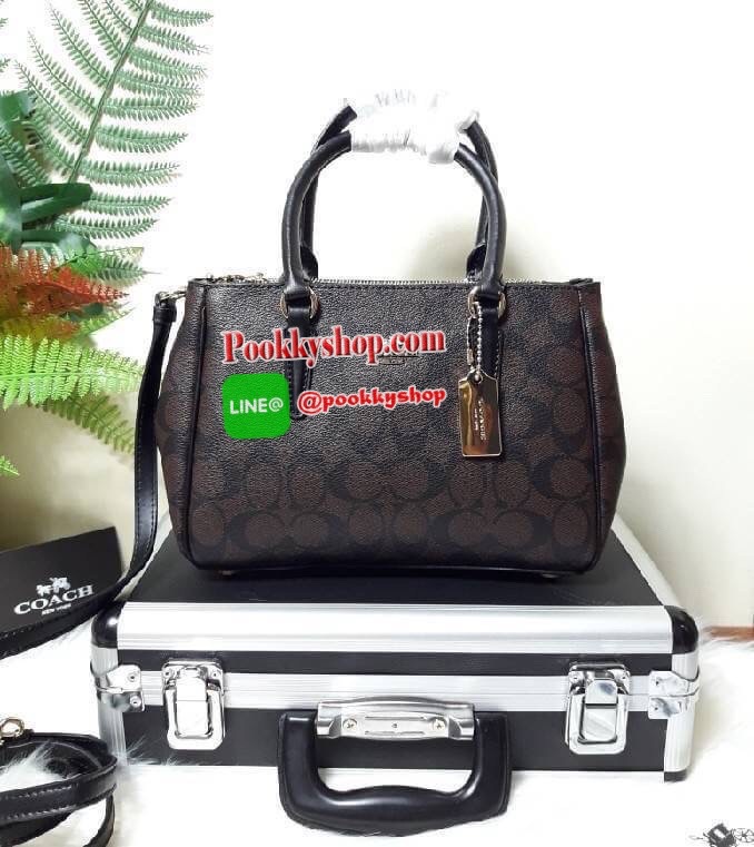 COACH F67027 MINI SURREY CARRYALL IN SIGNATURE CANVAS (COACH F67027) รุ่น 9 นิ้ว Coach ทรง prada รุ่นนี้มี 2 ซิป และช่องใส่ของด้านในเยอะมากๆ เกินคุ้มเลยทีเดียว พลาดไม่ได้แล้วววว ✔หูจับยาว4นิ้ว ✔สายสะพายยาว23นิ้ว