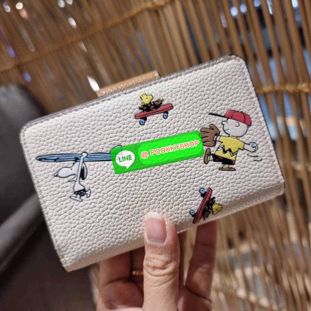 COACH C4899 MEDIUM CORNER ZIP WALLET WITH SNOPPY PRINT น้องใหม่คอลเลคชั่นสุดชิค ดีไซน์ลายพริ้นท์ผองเพื่อนสนูปพี น่ารักน่าใช้ เพิ่มลูกเล่นให้กระเป๋าสตางค์ของคุณไปอีก กับกระเป๋าสตางค์ใบกลาง ขนาดกำลังเหมาะมือ วัสดุหนัง pepble ทนทาน มีช่องใส่บัตรและธนบัตรครบ