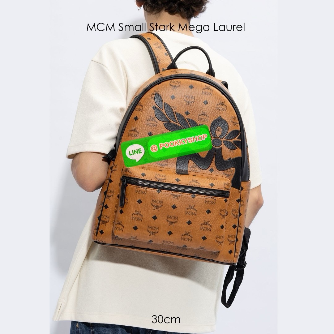 MCM Small Stark Mega Laurel Visetos Backpack กระเป๋าเป้คอลใหม่ไซส์เล็ก ดีไซน์โลโก้ด้านหน้าสวยหรูโดดเด่น Best seller Unisex ของงานเป้จริงๆ ใช้ได้ทั้งหนุ่มๆและสาวๆ เรียบหรูกว่าเดิมไปอีก สายสะพายสามารถปรับได้ตามตัว ดีไซน์และฟังก์ชั่นการใช้งาน ตอบโจทย์แน่นอน
