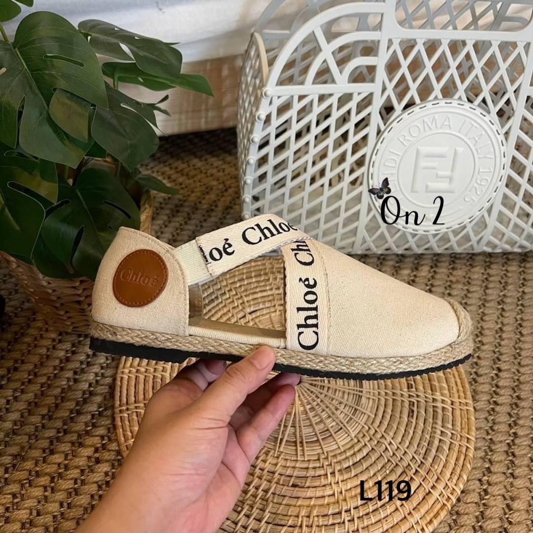 ชนชอปค่ะ รองเท้าคัชชู Chloe ตัวใหม่ แต่งสายแบรนด์ไขว้น่ารัก ผ้าแคนวาสขอบปอ พื้นปั้มสายมียางยืดใส่ง่าย ปีนี้ Chole มาแรงสุดทุกคอล สาวๆห้ามพลาดนะคะ