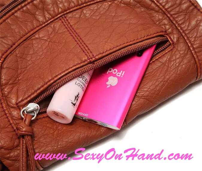 กระเป๋าสะพายข้าง กระเป๋า BRand AEROPOSTALE เนื้อนุ่ม ลื่น สีน้ำตาล สายปรับระดับได้คะ สินค้าหลุดโรงงาน จำนวนจำกัดคะ