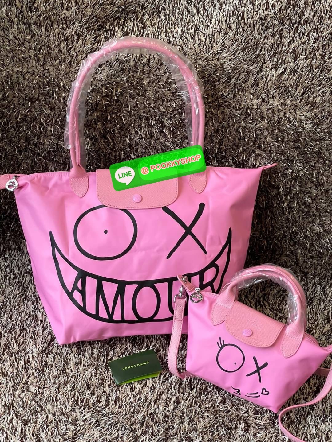 ð Longchamp x AndrÃĐ Le Pliage Large Shoulder Bag āļāļāļĨāđāļĨāļāļāļąāđāļāļŠāļļāļāļāļīāđāļĻāļĐāļāļēāļāļĨāļāļāļāļāļāļāđ âLongchamp & AndrÃĐâ āļāļĩāđāļĄāļĩāļĻāļīāļĨāļāļīāļāļāļĢāļēāļāļīāļāļĩāđāļāļ·āđāļāļāļąāļ āļāļąāļāđāļāļĢ āļāļēāđāļĢāļ§āļē (Mr. AndrÃĐ Saraiva) āđāļāđāļēāļāļāļāļāļēāđāļĢāļāđāļāļāļĢāđāļāļēāļĢāđāļāļđāļāļŠāļļāļāļĢāđāļēāđāļĢāļīāļāļāļĒāđāļēāļ âāļĄāļīāļŠāđāļāļāļĢāđāđāļ (Mr. A)â āļĄāļēāļĢāđāļ§āļĄāļāļāļāđāļāļāļāļĢāļ°āđāļāđāļēāļāļāļĨāđāļĨāļāļ