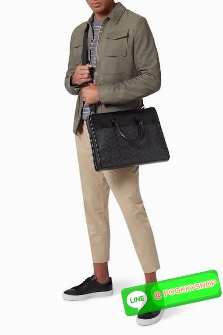 Coach Gotham Folio In Signature Canvas c2682 🔖กระเป๋าใส่เอกสาร Gotham เป็น กระเป๋าเอนกประสงค์ทำให้จัดเก็บเอกสารได้อย่างเรียบง่าย 🔖วัสดุ: แคนวาสตัดหนังแท้ 🔖เปิด-ปิดแบบซิป ด้านบน ภายในมีช่องแยกใส่เอกสารมีพื้นที่สำหรับใส่แล็ปท็อปขนาด