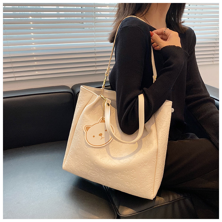 พร้อมส่ง กระเป๋าสะพายไหล่ทรง Shopping หนัง PU ปั๊มลายนูนน่ารักๆ ใบใหญ่จุของได้เยอะ มีซิปเปิดปิด แถมพวงกุญแจหมี