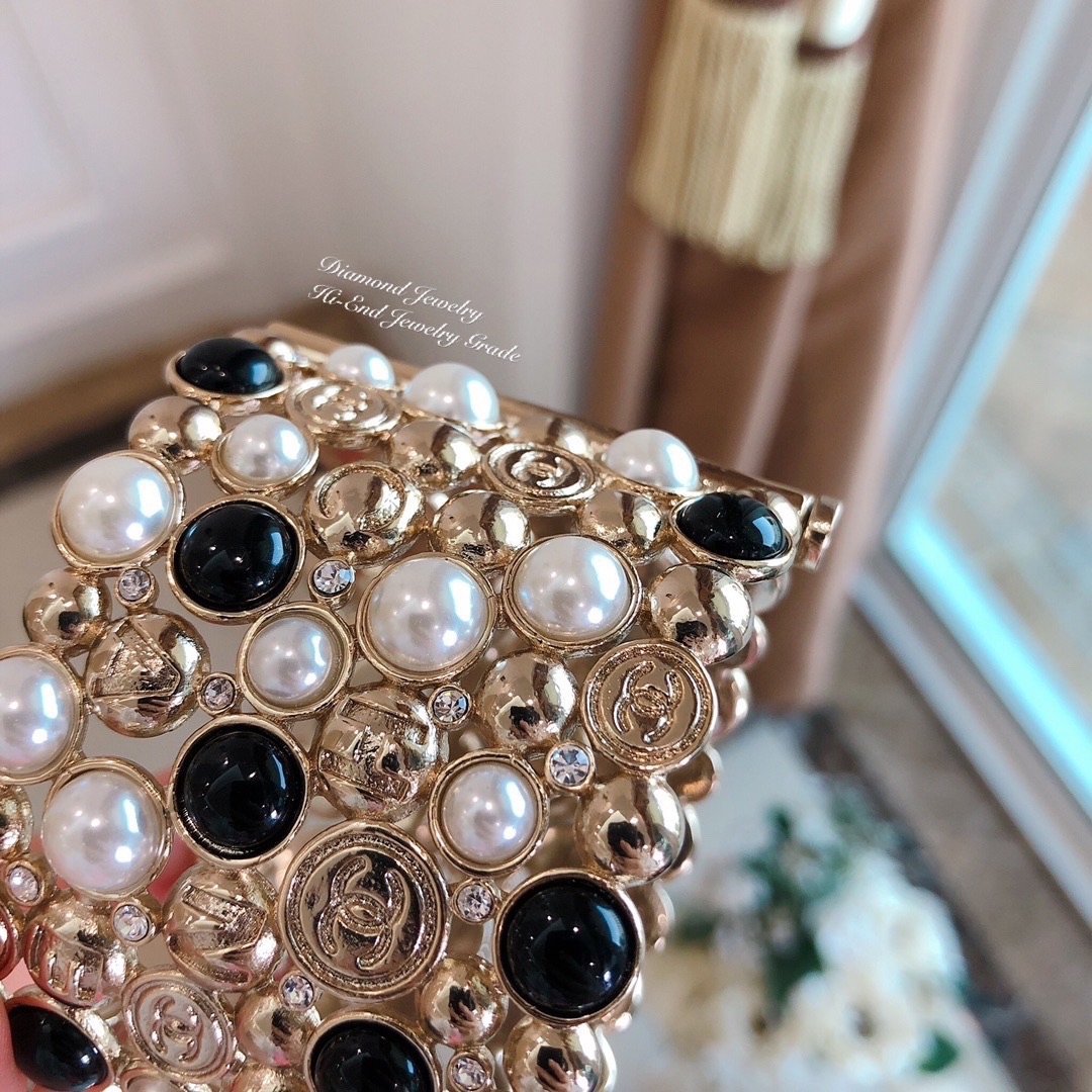 Super Hi-End Quality !!! ((งาน 1:1 เกรดดีที่สุดในท้องตลาด)) Chanel Cuff คอล 2019 ใหม่ล่าสุด จัดให้ตามคำขอจ้า พร้อมส่งเลยจ้า chanel cuff ตัวกำไลอะไหล่ stainless สีทองเฉดอ่อนเกรดคุณภาพ top premium ตัวกำไลมีน้ำหนักน้า ไม่เบาก๊องแก๊งเหมือนงานถูกๆ ค่ะ อะไหล่ทอ