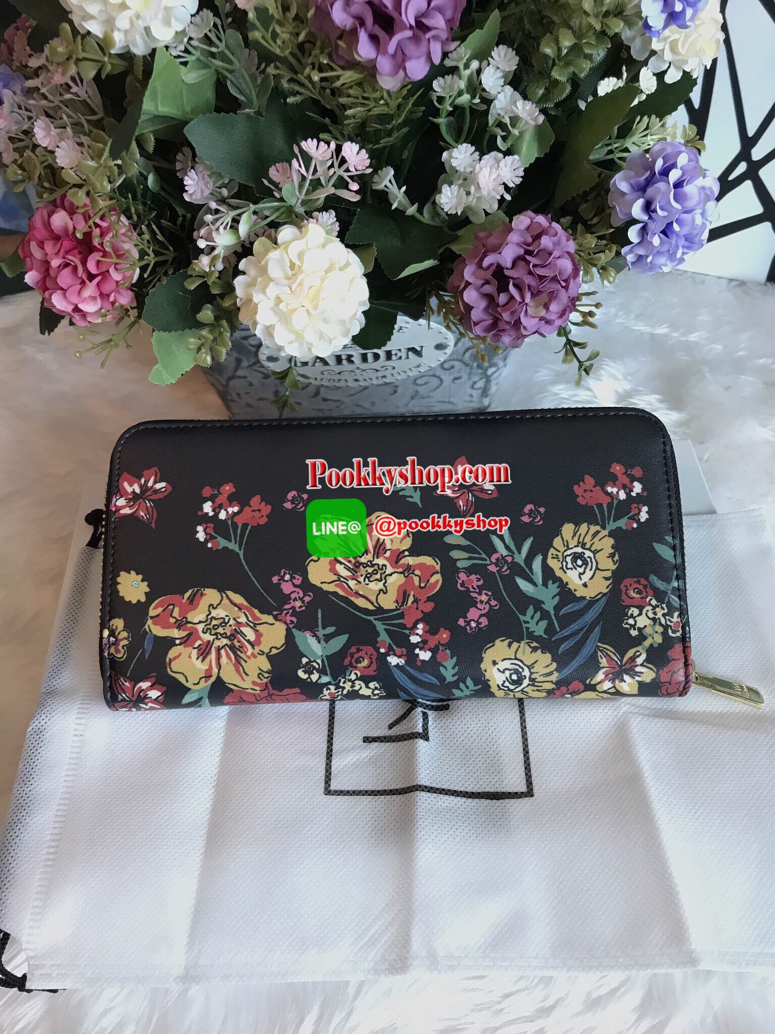New arrival!! กระเป๋าเงินจาก LYN ชนช็อป แท้เอ้าเลท กระเป๋าเงินใบยาวซิปรอบ ด้านหน้าสกรีนลายดอกไม้และมีผีเสื้อนูนแต่ง สวยน่ารักน่าใช้สุดๆ ด้านหน้าแต่งโลโก้แบรนด์สีทอง อะไหล่สีทองเพิ่มความหรู หัวซิปปั๊มแบรนด์ ด้านในมีช่องซิปใส่เหรียญและช่องธนบัตร จุบัตร 12 ช