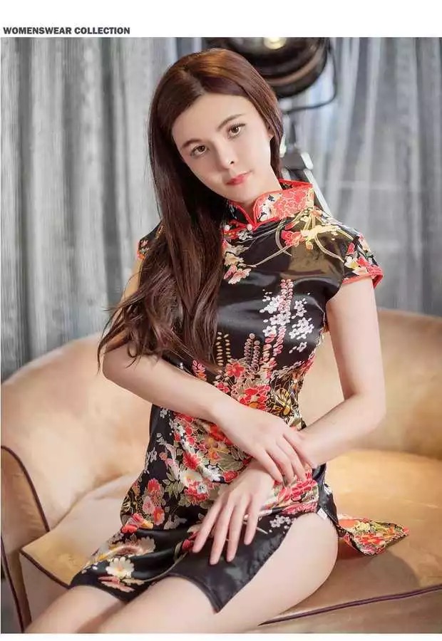 ชุดกี่เพ้าประยุกต์ ชุดกี่เพ้า สาวหมวยอินเตอร์ สีดำ ลายดอกไม้ แต่งแหวกข้าง