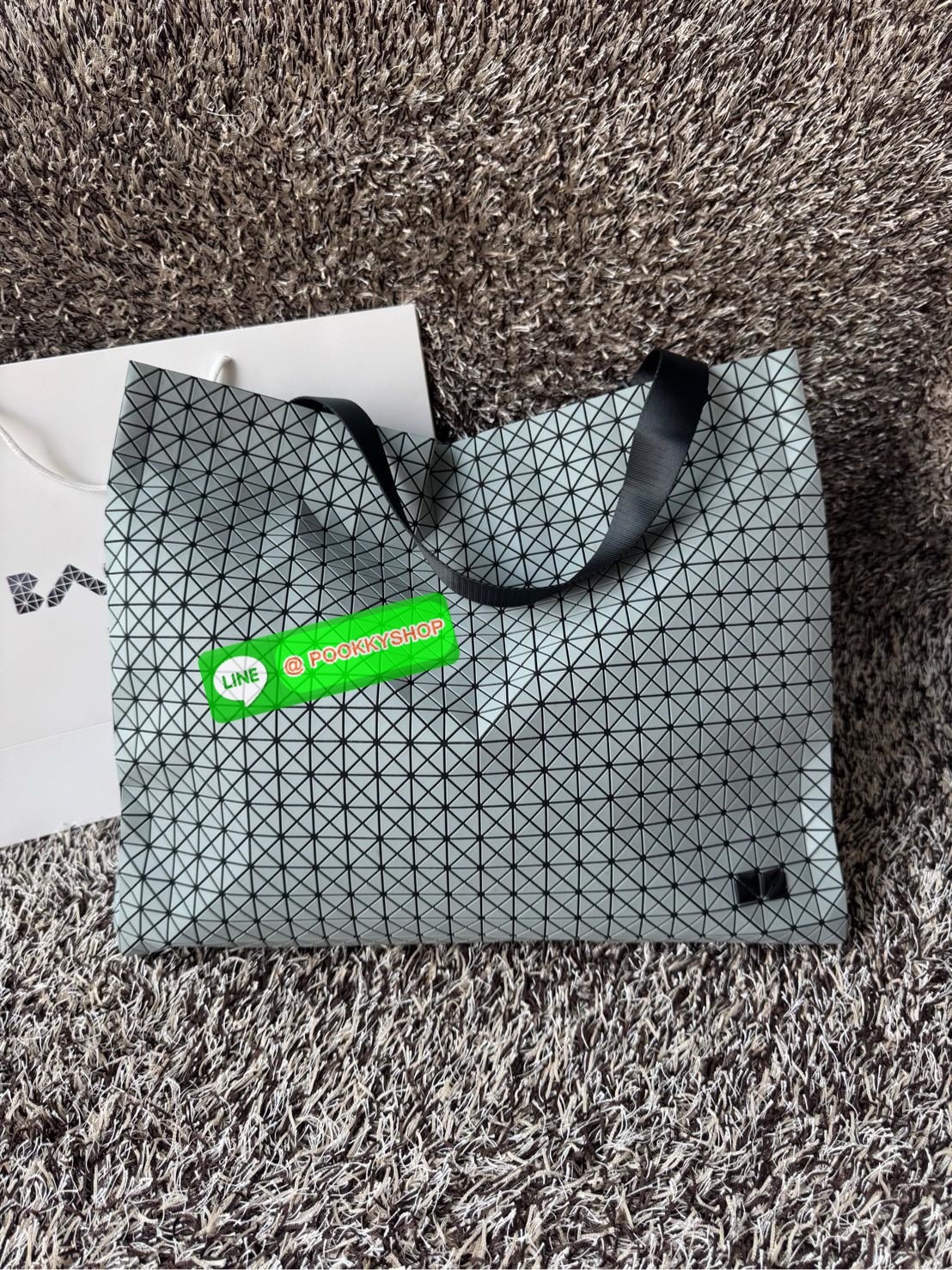 Baobao Issey Miyake Cart geometric L tote bag รูปทรงที่สร้างขึ้นโดยบังเอิญ' เสื้อผ้าที่มีโครงสร้างและได้รับการออกแบบทางวิศวกรรมอันเป็นเอกลักษณ์ของแบรนด์ ส่งต่อไปยังเครื่องประดับที่น่าประทับใจและไร้กาลเวลาเหล่านี้ กระเป๋าโท้ต Cart ประดิษฐ์ขึ้นจากการตั