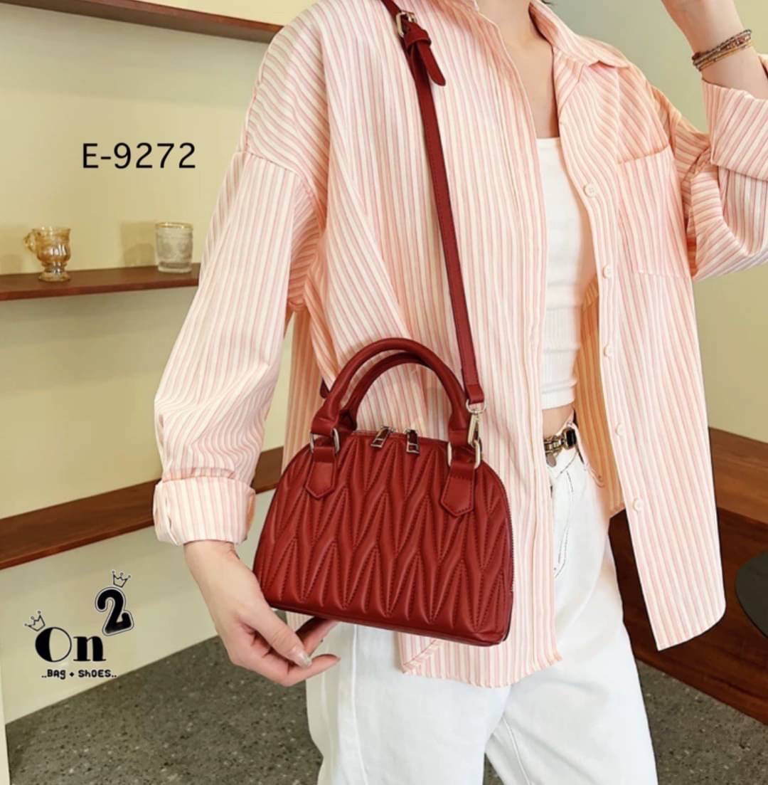 Hot item 🔥🔥 กระเป๋ามาใหม่สไตล์เกาหลี ทรงโดมงานซิปคู่ ตัวกระเป๋าปักลายแน่นๆ มาพร้อมสายสะพายยาวถอดออกถือได้ค่ะ พร้อมส่ง 4 สีค่ะ