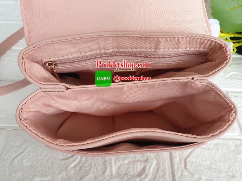 Guess Mini Crossbody Bag กระเป๋าสะพายข้าง Crossbody หนังนิ่มเรียบอยู่ทรง มาพร้อมพวงกุญแจแบรนด์ฝังเพชรสวยหรู ดูแพง พวงกุญแจถอดออกได้ กระเป๋าขนาดกำลังพอดี น่ารัก น่าใช้ค่ะ เปิด-ปิดด้วยกระดุมแป็ก ด้านหน้าติดโลโก้แบรนด์อะไหล่ทอง ภายในโล่ง ซับในผ้าอย่างดี มีช่