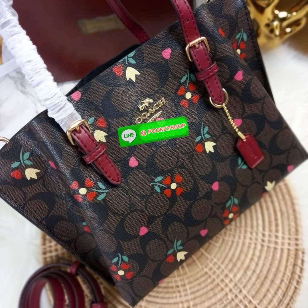 NEW IN ไม่หลงรัก ทำไงไหว COACH MOLLIE TOTE 25 IN SIGNATURE CANVAS WITH SNOOPY (COACH C4250) กระเป๋าถือ กระเป๋าสะพาย รุ่นฮิต พิมพ์ลาย น่ารักเกินเบอร์ได้อีก// ขนาดเหมาะมือ มีสายสะพายยาว ถอดและปรับระดับได้ //วัสดุแคนวาส ผสมหนังแท้ ขึ้นทรงสวย ลาย SIGNATURE ด้