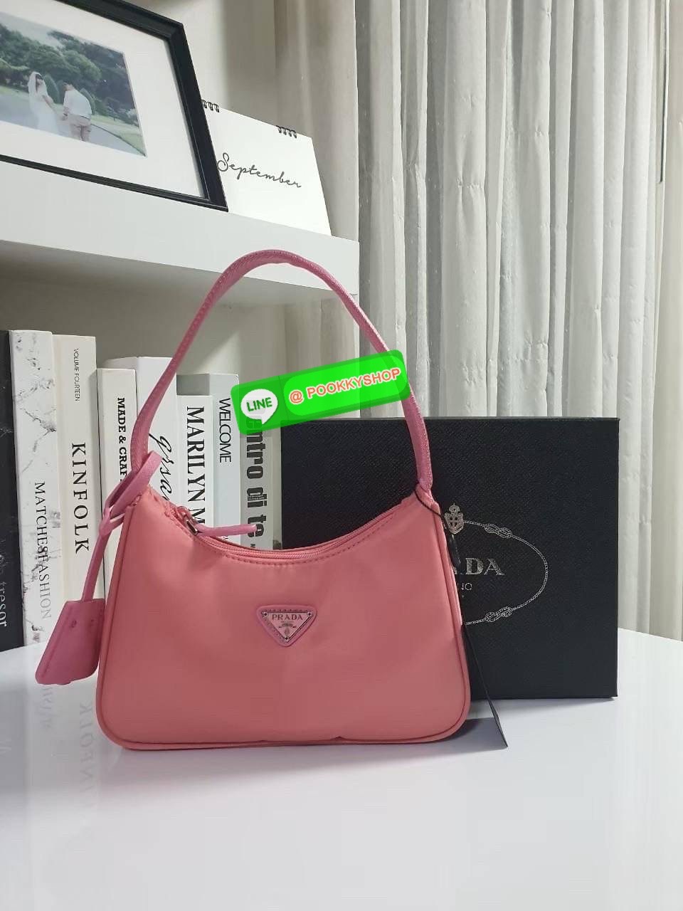 รุ่นใหม่แนะนำ!! รุ่นขายดีในตำนานค่ะ กับงานพรีเมี่ยมกิ้ฟท์ PRADA NYLON HANDBAGS ขนาดกะทัดรัด #อะไหล่เงิน วัสดุทำจากผ้าNylon อย่างหนา อยู่ทรง กันน้ำได้ หายห่วงคะ ด้านหน้ามีโลโก้แบรนด์ เปิดปิดด้วยซิป มาพร้อมสายผ้า ไม่สามารถถอดได้ ภายในบุผ้าลายPrada และป้ายโล