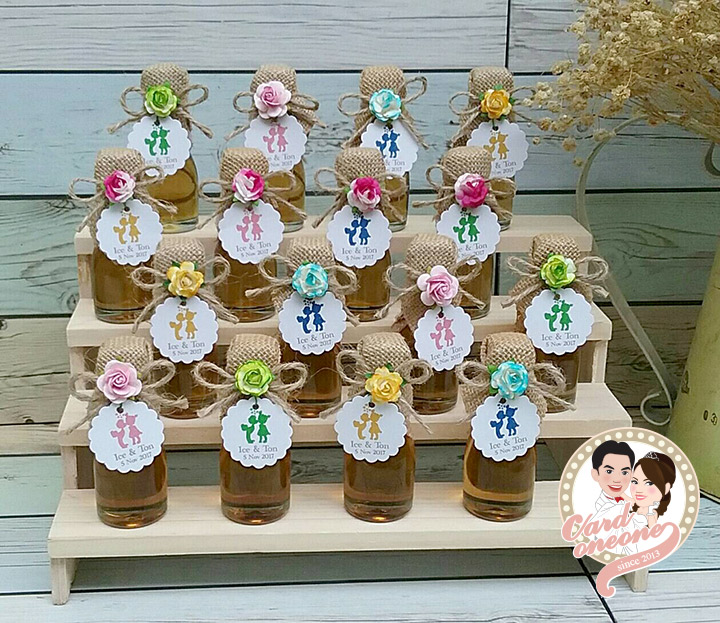 ของชำร่วยน้ำผึ้งหวานใส่ขวดเหล้าเล็กหุ้มผ้ากระสอบ