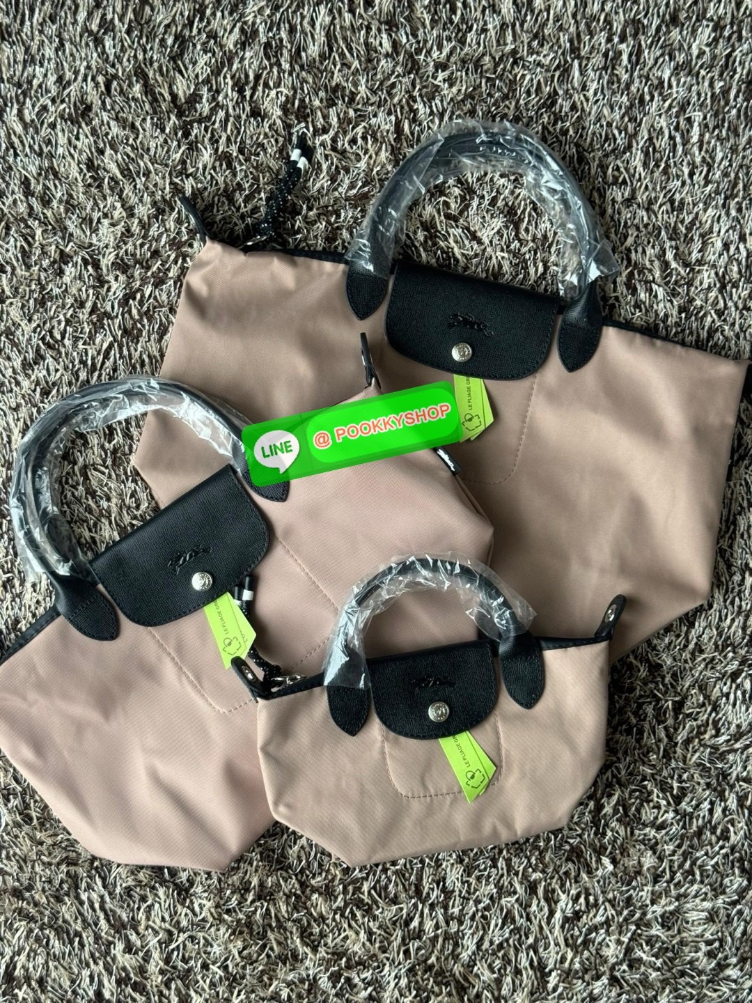 Longchamp LE PLIAGE ENERGY S HANDBAG LE PLIAGE รีไซเคิล ECONYLสไตล์สปอร์ต ทันสมัย และใช้งานได้จริง น้ําหนักเบา กระเป๋าใบนี้เป็นเครื่องประดับที่มีเสน่ห์ในอุดมคติที่จะติดตามคุณในทุกกิจกรรมยามเย็นของคุณ มาพร้อมกับสายสะพายไหล่ปรับได้ สามารถพกพาได้ ทั้งแบบถือแ