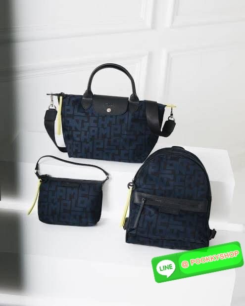 💕Longchamp LE PLIAGE LGP TOP HANDLE BAG M พบกับคอลเลคชั่นใหม่ล่าสุด มีดีไซน์ที่เรียบหรูและคลาสสิก แฝงด้วยลูกเล่นแบบเฟมินีน แถมยังมีน้ำหนักเบาอย่างไม่น่าเชื่อ มาพร้อมกับหูจับกระเป๋าคู่และฝาปิดแบบกระดุม กระเป๋าถือใบนี้สามารถใช้ถือแบบทั่วไป มีสายสะพา