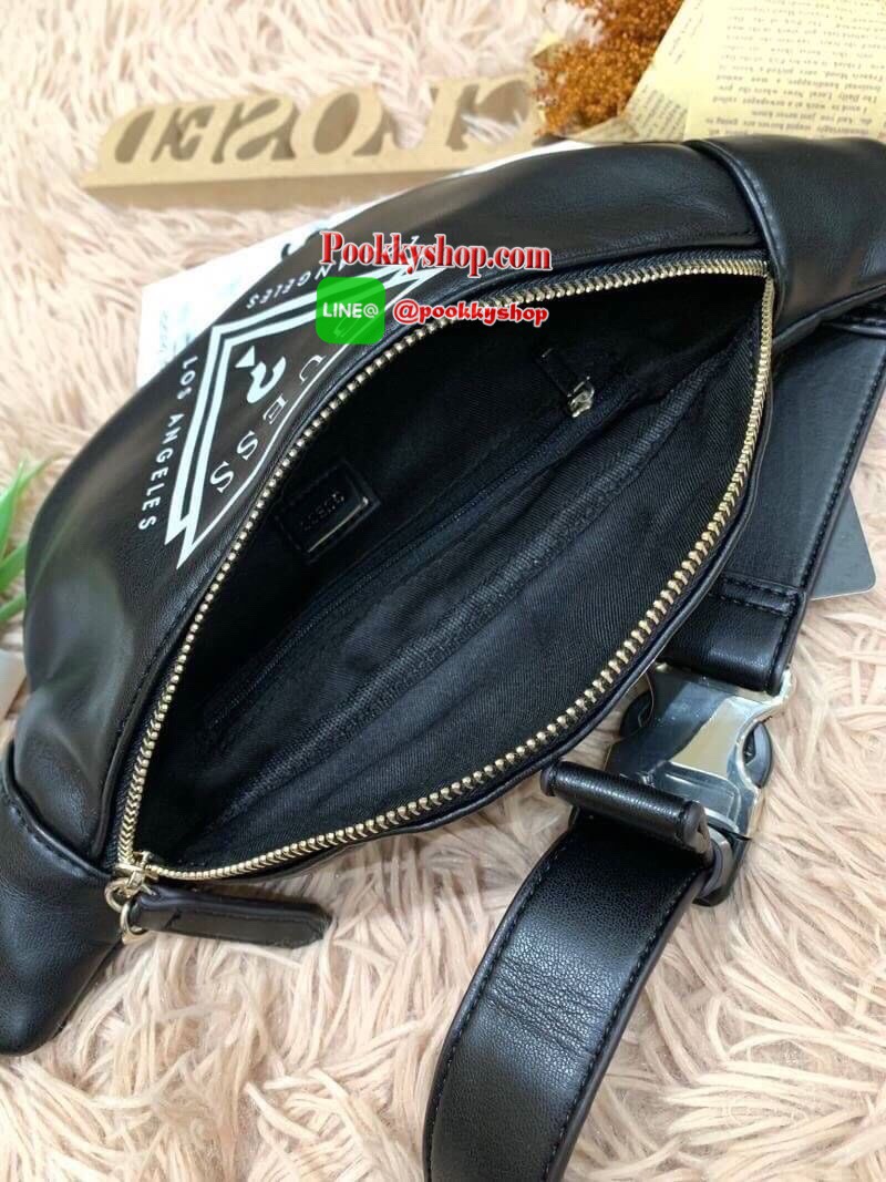 Guess Adjustable belt strap waist bag กระเป๋าทรงคาดอกคาดเอวทรงยอดฮิตแห่งปี ออกมาให้ยลโฉมอีกรุ่นด้วยการใช้งานที่ง่ายและคล่องตัว มีหัวซิปสามเหลี่ยมโลโก้แบรนด์เป็นสัญลักษณ์ ใส่โทรศัพท์มือถือได้ทุกรุ่น สายสะพายปรับได้ฟรีไซส์ สวยดูโฉบเฉี่ยวเอาใจวัยรุ่นเลยคร้า!