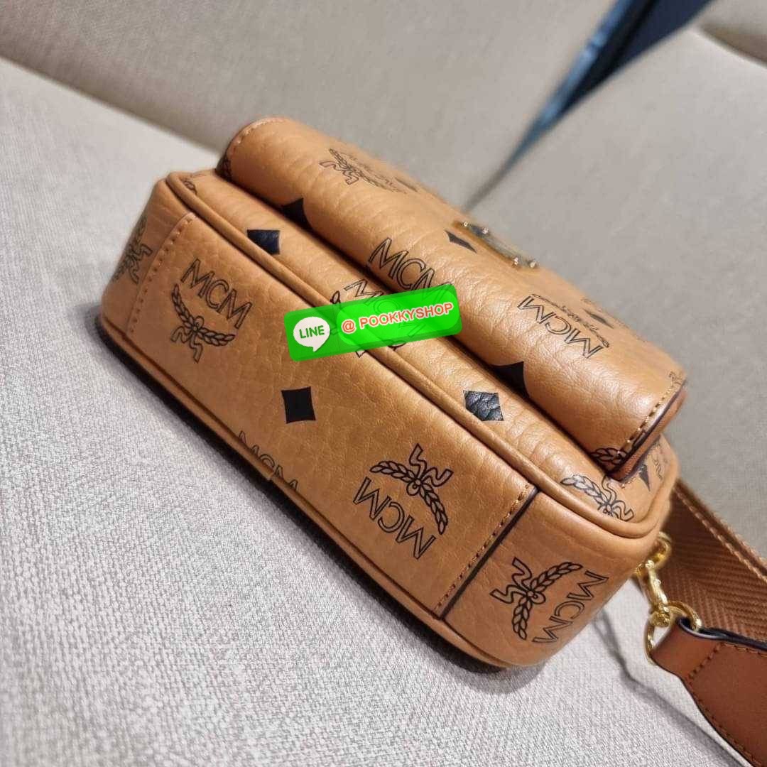 MCM X-MINI KLASSIK CROSSBODY BAG IN VISETOS รุ่นยูนิเซ็กส์มาแล้วจ้า!! ไซส์นี้ใช้ได้ทั้งหนุ่มๆสาวๆไปเลย กระเป๋าสะพายข้างทรงครอสบอดี้ ใบเล็กขนาดกะทัดรัด วัสดุหนังแคนวาสคุณภาพดี มีช่องหลัก 2 ช่อง ภายในมีช่องย่อยให้ 1 ช่อง มาพร้อมสายสะพายสปอร์ตที่ดีไซน์หรูไม่