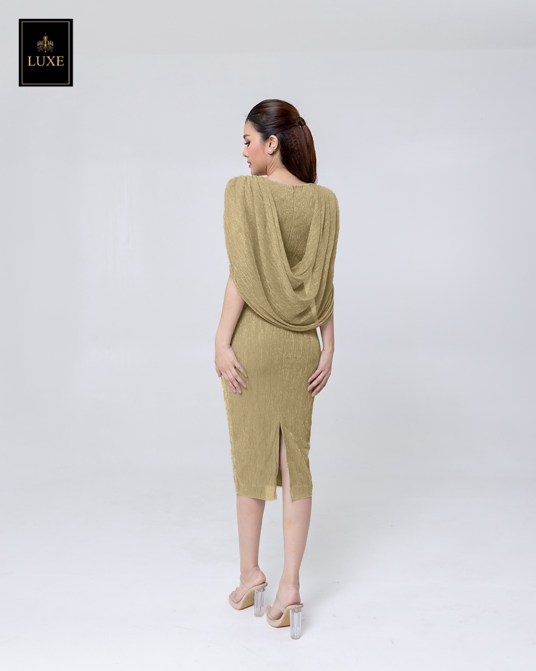 เดรสแฟชั่น เดรสเสื้อวี กระโปรงทรงสอบ มีผ้าคลุมไหล่คอถ่วงด้านหลัง ทำจากผ้าราเม่อัดพลีท