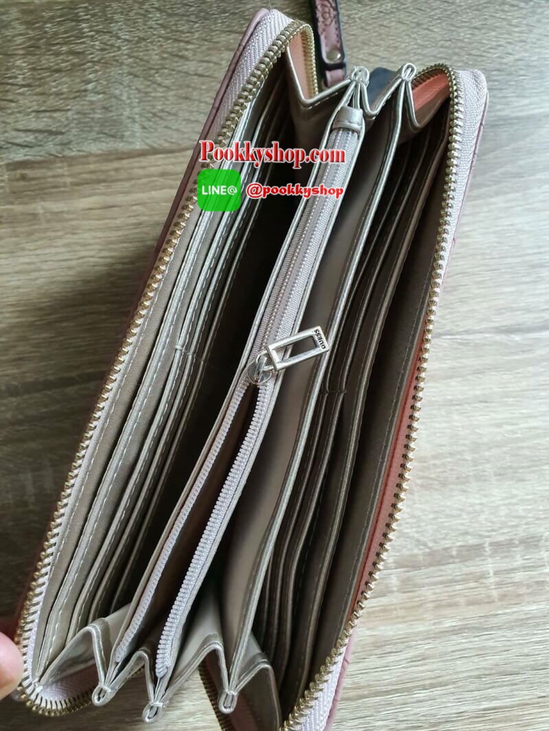 NEW ARRIVAL! GUESS WOMEN'S 2019 LONG WALLET กระเป๋าสตางค์ใบยาวหนังแต่งลายสุดหรู ด้านหน้าประดับโลโก้แบรนด์ เปิดปิดด้วยซิปมาพร้อมสายคล้องมือถอดแยกได้ ด้านหลังมีช่องซิป หัวซิปปั๊มแบรนด์ทุกจุด ภายในมีถึง 4 ช่อง มีช่องใส่ธนบัตรหลายช่อง ช่องซิปกลางและช่องใ