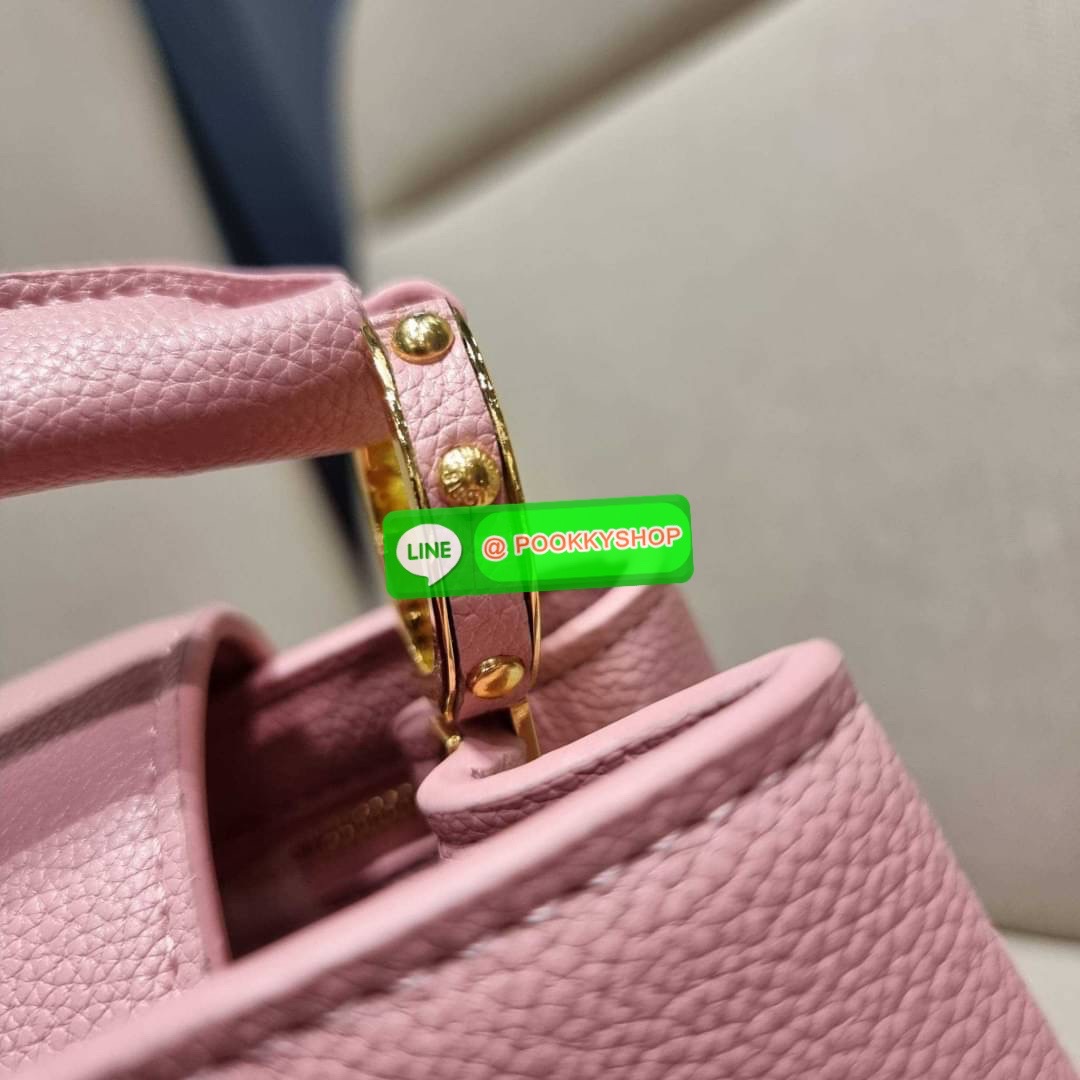 NEW IN!! LV capucines top handle วีไอพีพรีเมี่ยมกิ๊ฟจากเคาน์เตอร์ ที่สุดของความสวยในราคาเบาๆ กระเป๋าถือสุดหรู ดีไซน์ทรงคลาสสิค พร้อมลวดลายหรูหรา มาพร้อมหูจับในตัว ด้วยรูปทรงวินเทจและวัสดุหนังลูกวัว สัมผัสดี ขับผิว ทำให้ไอเท็มนี้สะกดทุกสายตาจริงๆ และยังมีล