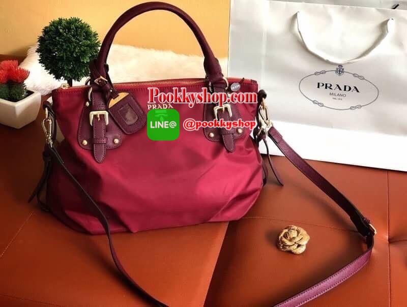 PRADA NYLON BAG WITH ZIP กระเป๋าถือหรือสะพายพรีเมี่ยมกิ้ฟจากเคาน์เตอร์แบรนด์ Limited edition วัสดุ Nylon เนื้อหนาคุณภาพดีตามแบบฉบับแบรนด์ด้านหน้าประดับโลโก้หรู เปิดปิดด้วยซิป ภายใน Polyester 100% มีโลโก้ ช่องซิปจุมากค่ะ สามารถใส่เอกสาร A4 ipad ของใช้ได้เย
