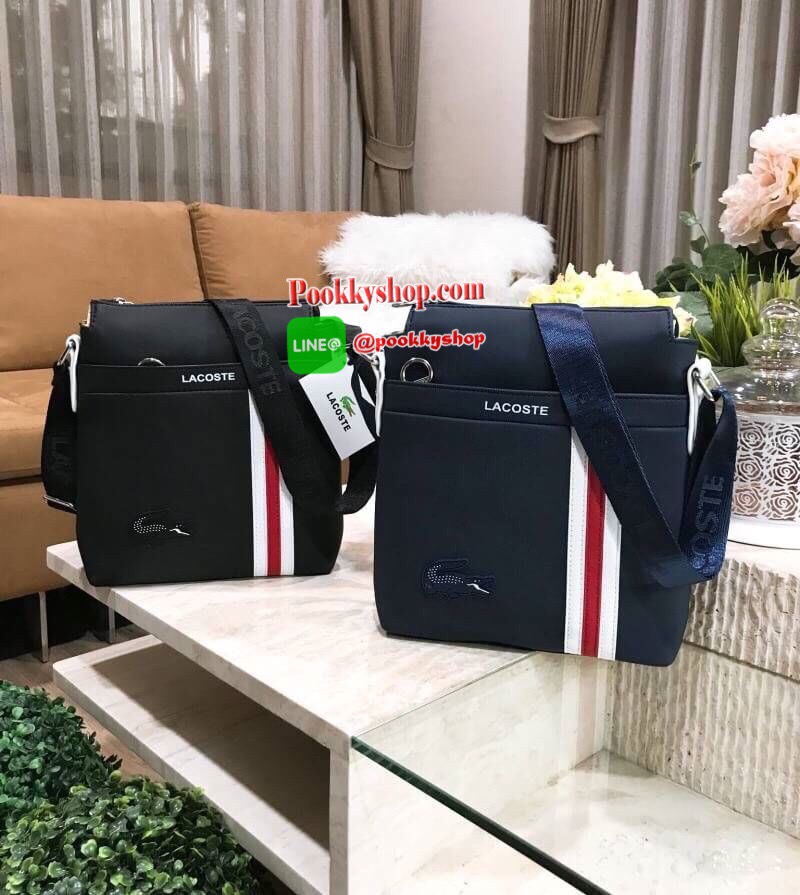 ห้ามพลาด! BEST SELLER! ลาคอส MESSENGER BAG กระเป๋าสะพายรุ่นใหม่ล่าสุดขนาดกำลังดีหนังนิ่มสวยอยู่ทรง ด้านหน้ามี1ช่องซิป พร้อมโลโก้แบรนด์และเเถบคาดดูมีดีเทล เปิดปิดด้วยซิปสะดวกใช้หัวซิปแบรนด์อะไหล่เงินสามารถใส่ ipad mini มือถือ กระเป๋าสตางค์ใบยาว ของจุกจิก