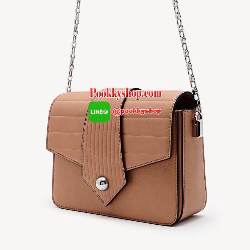 PEDRO EMBOSSED FLAP SHOULDER BAG กระเป๋าสะพายวัสดุหนังเรียบแต่งลายเดินร่องตัดกันสวยงาม เปิดปิดด้วยกระดุมแม่เหล็ก ด้านในมีช่องใหญ่ 2 ช่อง รุ่นนี้ใส่ iphone7 plus ได้ค่ะ สายสะพายยาวปรับระดับความยาวได้ตามต้องการ