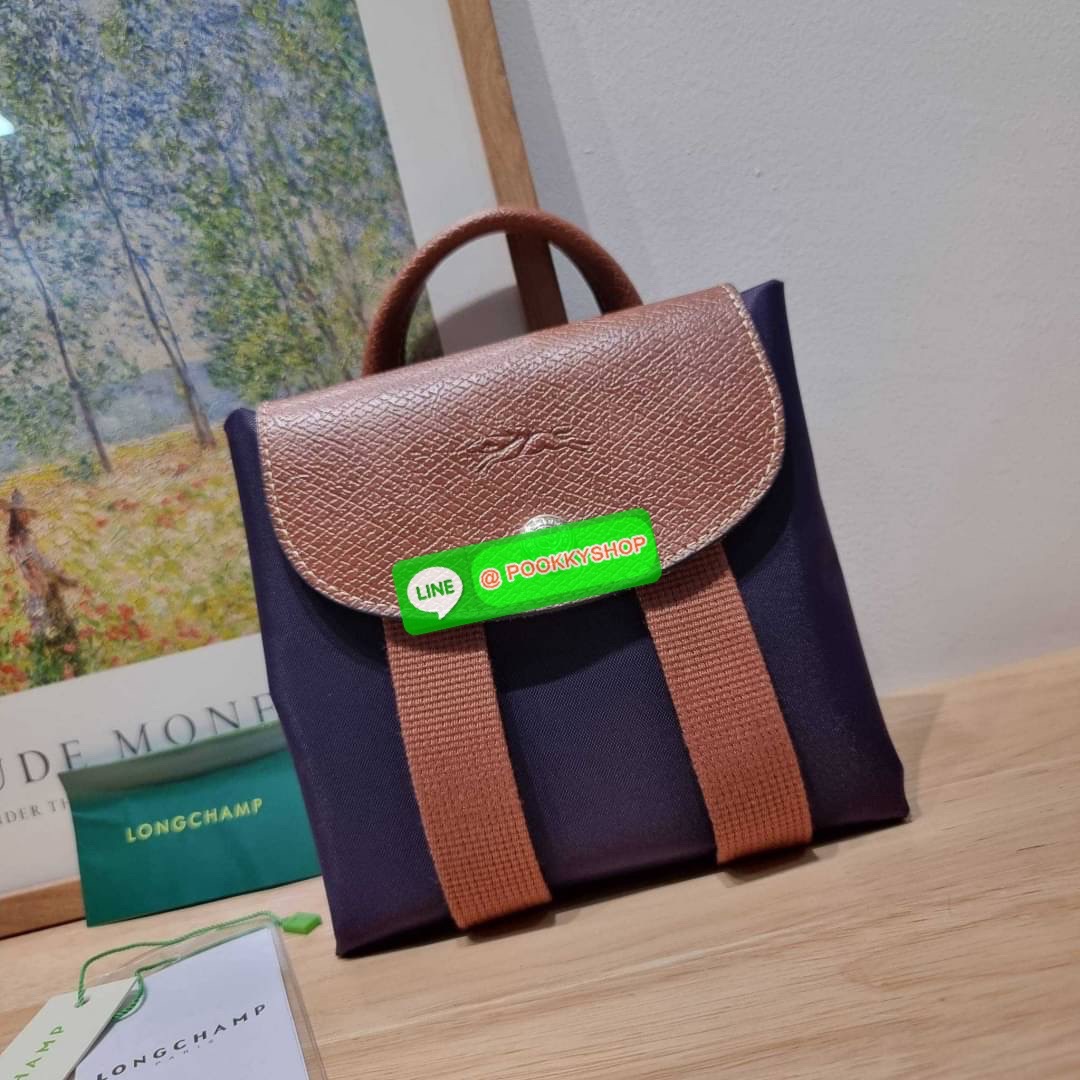 Longchamp le pliage original backpack 🔆 Details สวยคลาสสิคต้องไม่พลาด กับกระเป๋าสะพายทรงเป้ ขนาดกำลังดี น้ำหนักเบา ดีไซน์เรียบง่าย แต่ดูแพง ปากกระเป๋าออกแบบให้มีฝาปิดและซิปแน่นหนา สายสะพายสามารถปรับใช้ตามชอบ ภายในโล่งกว้าง จุของได้สบายๆ พกพาไปไหนก