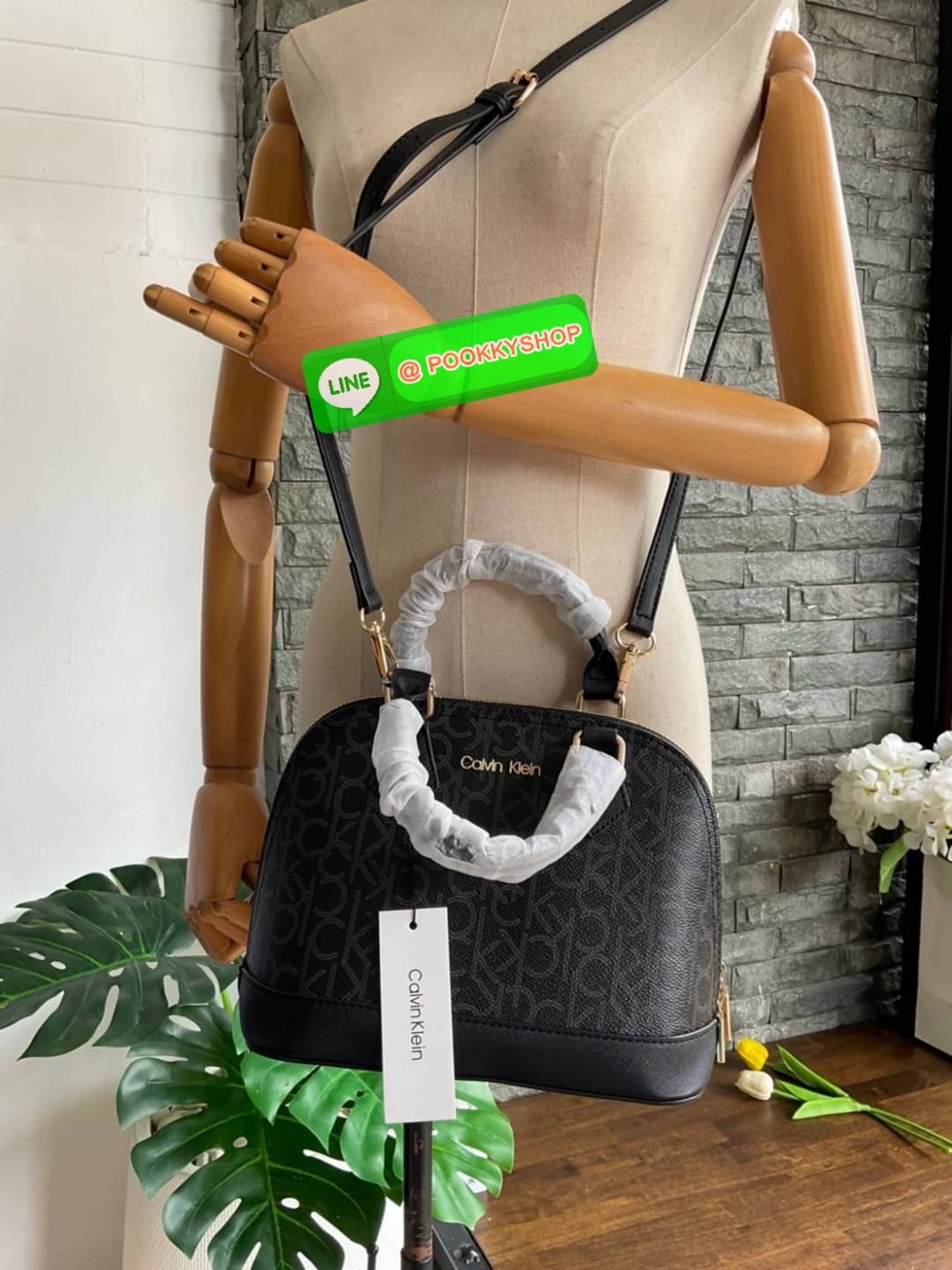 🚚 พร้อมส่ง 🚚 New arrival !! Calvin Klein Dome Mini Bag ( ขนาด 10” ) 💋สวยเก๋ ก่อนใครแน่นอนค่ะ ตามคำเรียกร้อง สวยหรูดูดีมาก สีสวยน่ารัก กระเป๋าสะพายแบบครอสบอดี้ ขนาดมินิ เป็นรุ่นที่ได้รับความนิยม แข็งแรงทนทาน จึงครองใจใครหลายคน วัสดุ