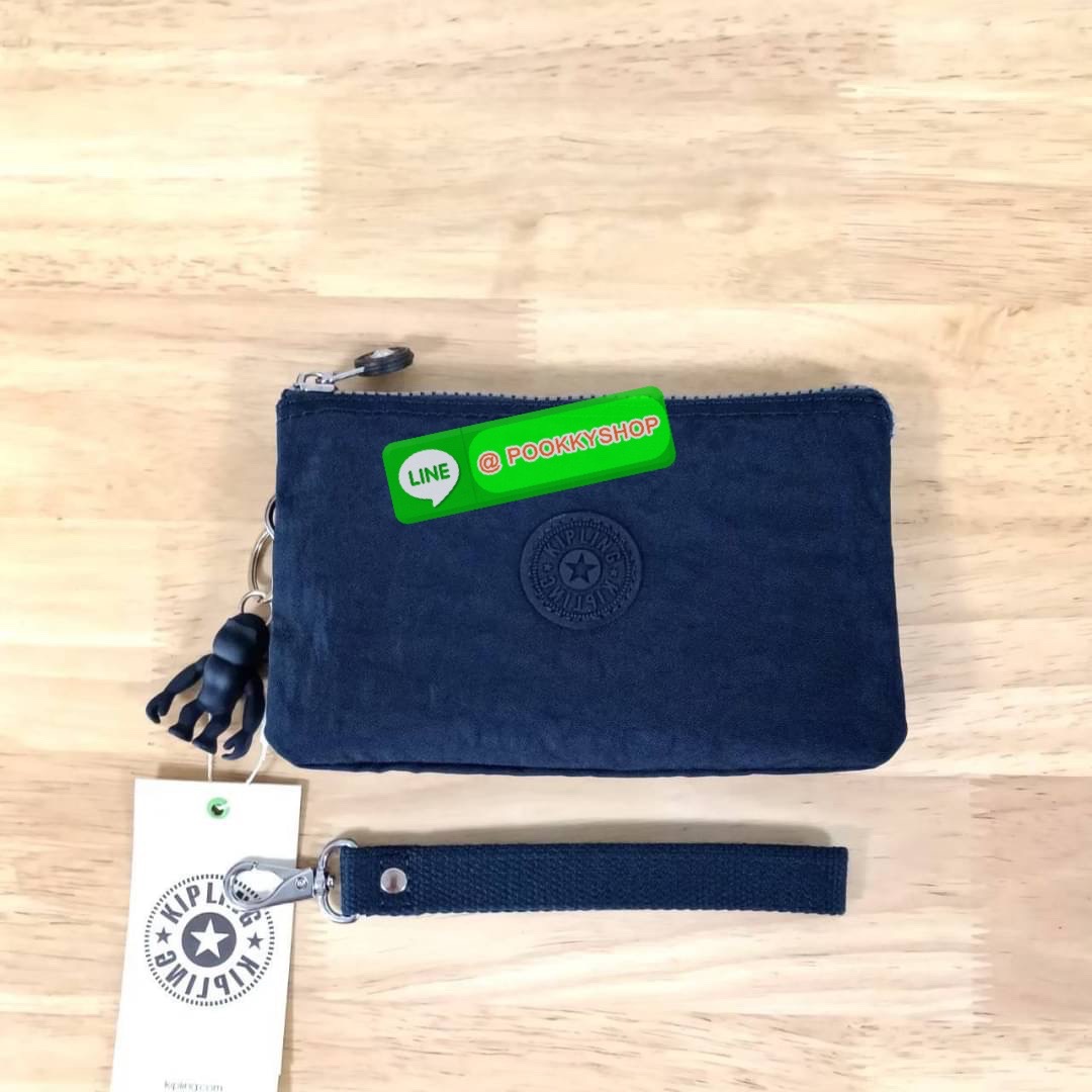 Kipling Creativity Large Pouch วัสดุ Nylon 100% กระเป๋าคล้องมือขนาดพอเหมาะ 7.25 นิ้ว พกพาสะดวก เปิด-ปิดด้วยซิปเดียวใช้งานง่าย ด้านในมีช่องกว้าง 2 ช่องและช่องซิปเล็กตรงกลางอีก 1ช่อง ใช้งานได้สะดวก สามารถใส่มือถือ 7.5 นิ้วได้ กุญแจรถ ธนบัตรได้ ล็อตนี้มาพร้อ