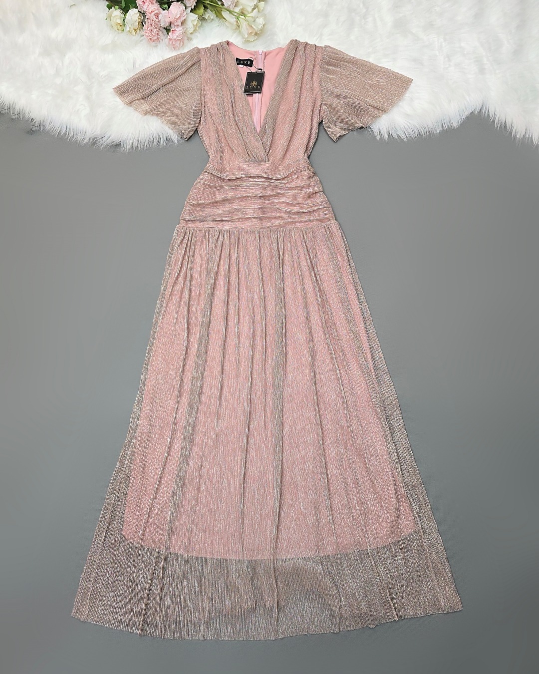 เดรสแฟชั่น แม็กซี่เดรสเสื้อคอวีป้าย แขนระบาย กระโปรงจับเดรปเข้ารูปตรงสะโพก ต่อชายกระโปรงบาน