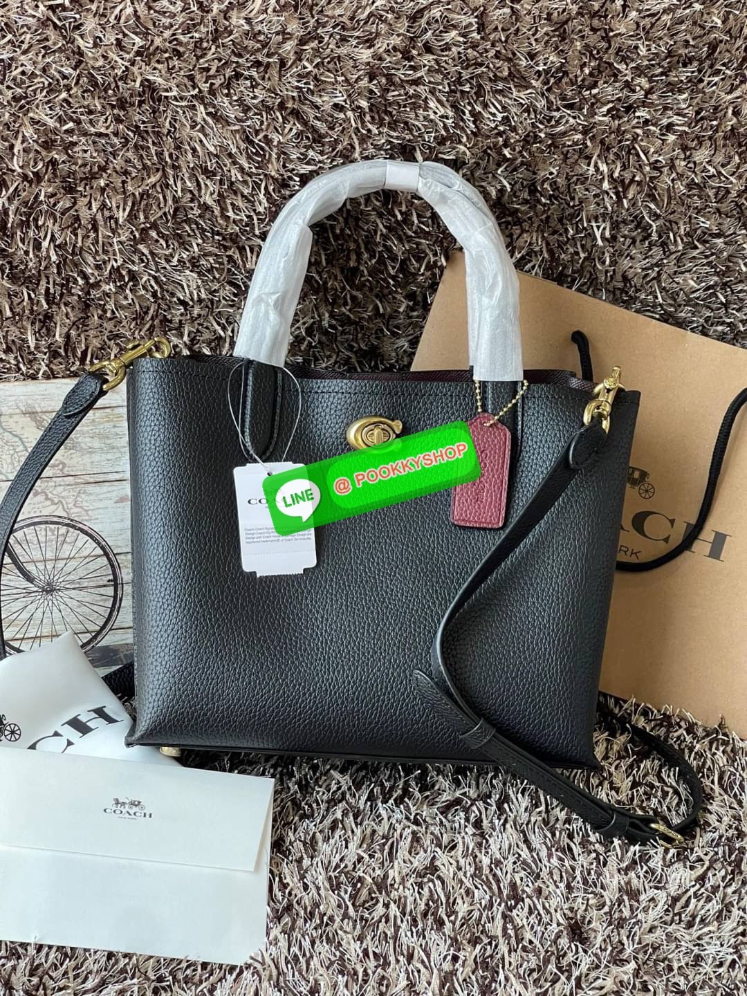 Coach Willow Tote 24 In Signature Canvas หากคุณชื่นชอบกระเป๋า Tote แล้วล่ะก็ เราเชื่อว่ากระเป๋าใบนี้จะต้องโดนใจคุณอย่างแน่นอน กระเป๋า Coach ด้วยรูปทรงสี่เหลี่ยม อยู่ทรงตั้งสวย การตัดเย็บทำจากหนัง Canvas ขนาดที่พอเหมาะ เมื่อถือแล้ว ไม่ทำให้ดูใหญ่เทอะทะจนเก
