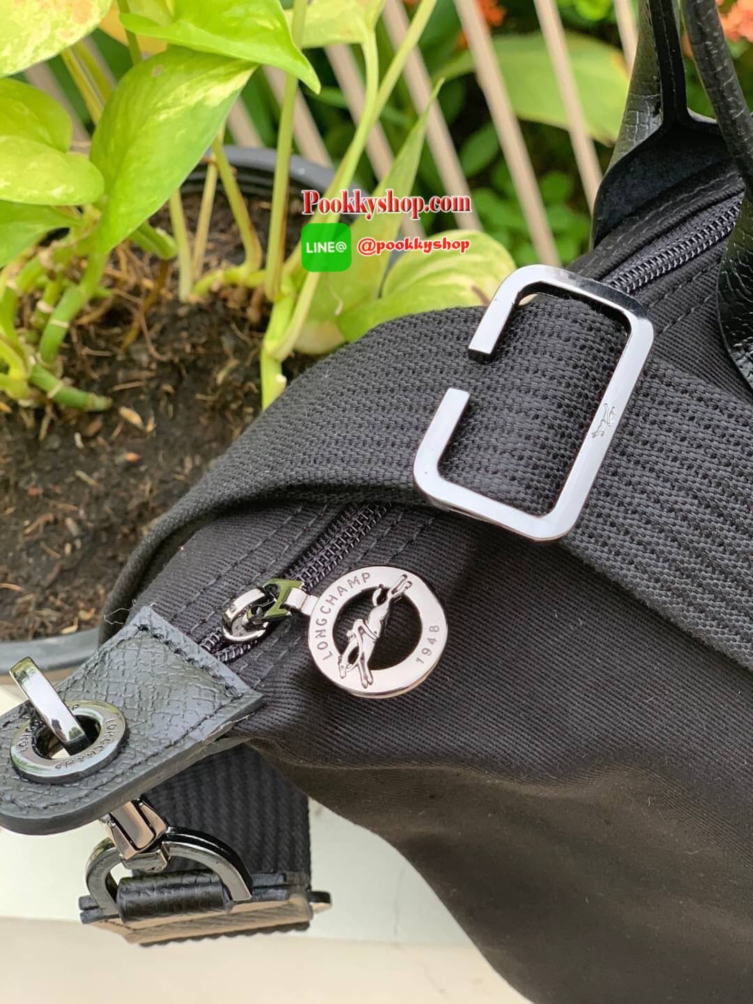 Longchamp by shayne oliver top handle Bag L อีกหนึ่งคอลเลคชั่นแบบลิมิเตทที่ออกแบบโดย Shayne Oliver นักดีไซน์เนอร์ชื่อดังระดับโลก ด้วยรูปทรงกระเป๋าที่ออกแบมาเพือใช้ได้ในชีวิตประจำวัน เน้นความเรียบหรู และง่ายต่อการถือและสะพายอย่างคล่องตัว ใส่สิ่งของได้เยอะส