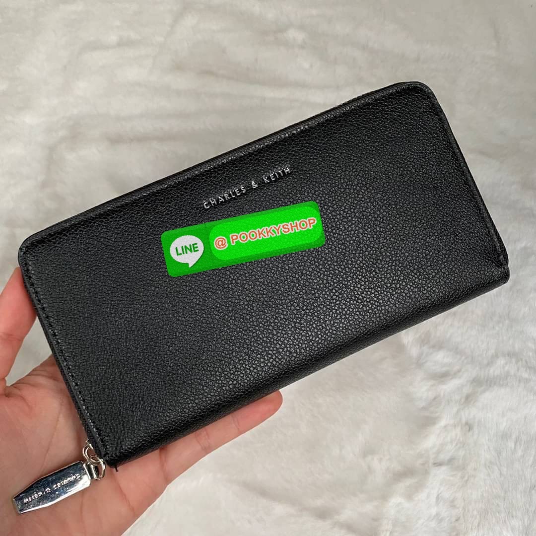 CHARLES & KEITH LONG ZIP AROUND WALLET กระเป๋าเงินใบยาวซิปรอบถูกหลังฮวงจุ้ย คอลเลคชั่นสีสุภาพหนังปั๊มลายคาเวียร์ทั้งใบ น้ำหนักเบา ด้านในกระเป๋าแบ่งเป็น 3 ช่องใหญ่ มีช่องซิปใส่เหรียญตรงกลาง จุการ์ด 12 ช่อง สามารถใส่ธนบัตรได้ตามยาวอีก 2 ช่อง มาพร้อมกล่องและ