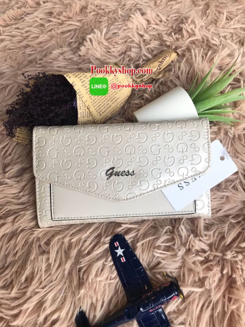 Guess Flap Over Wallet กระเป๋าสตางค์ขนาดกลางแบบ3พับ เปิดปิดด้วยกระดุม ภายในมีช่องเสียบการด์ ใส่รูป ใส่ธนบัตร และช่องซิปใส่เหรียญด้านหลัง วัสดุหนังPU แบบLogo printสั้งด้านหน้าและด้านหลัง มีดีเทลด้านหน้าคล้ายซองจดหมาย น่ารักอีกสไตล์หนึ่งจาก Guessเลยคร้า!!