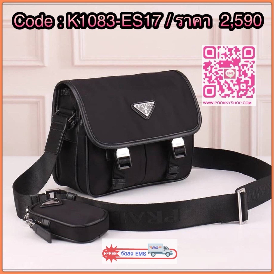 Prada Re-Nylon And Saffiano Leather Shoulder Bag With Enameled Metal Triangle Logo Black พร้อมส่งรุ่นใหม่ ทรง Mini Messenger จากงานพรีเมียมกิฟ สมนาคุณ อย่าง PRADA ทรงยอดฮิตของคุณผู้ชาย วัสดุทำจากผ้า Nylon อย่างหนา กันน้ำได้ มีโลโก้แบรนด์อยู่ข้างหน้า อะไหล