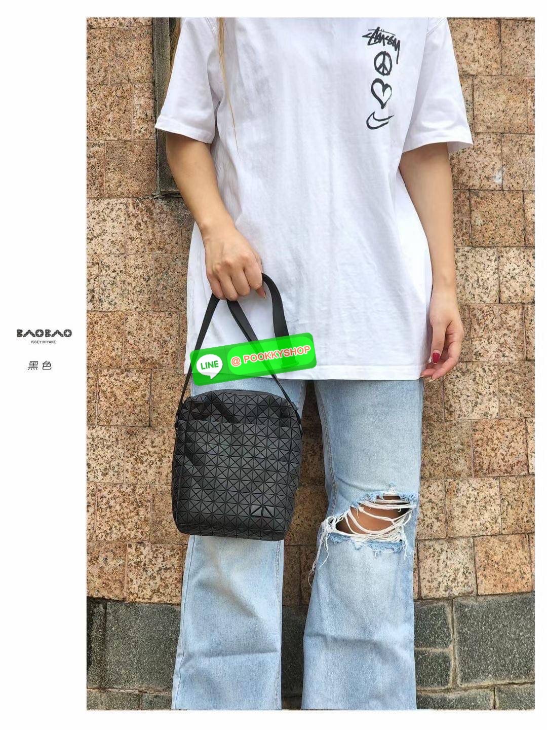 Bao bao issey miyake VOYAGER Shoulder Bag กระเป๋าสะพายข้างใบนี้มีสายสะพายปรับระดับได้ มีซิปเปิดปิดด้านบน และช่องแบบเปิดด้านใน ช่องกระเป๋าด้านนอกปิดด้วยปุ่มแม่เหล็ก มีขนาดที่สะดวกสำหรับเก็บสิ่งของจำเป็นทั้งหมดของคุณ VOYAGER คือเพื่อนร่วมเดินทางที่สมบูรณ์แบ