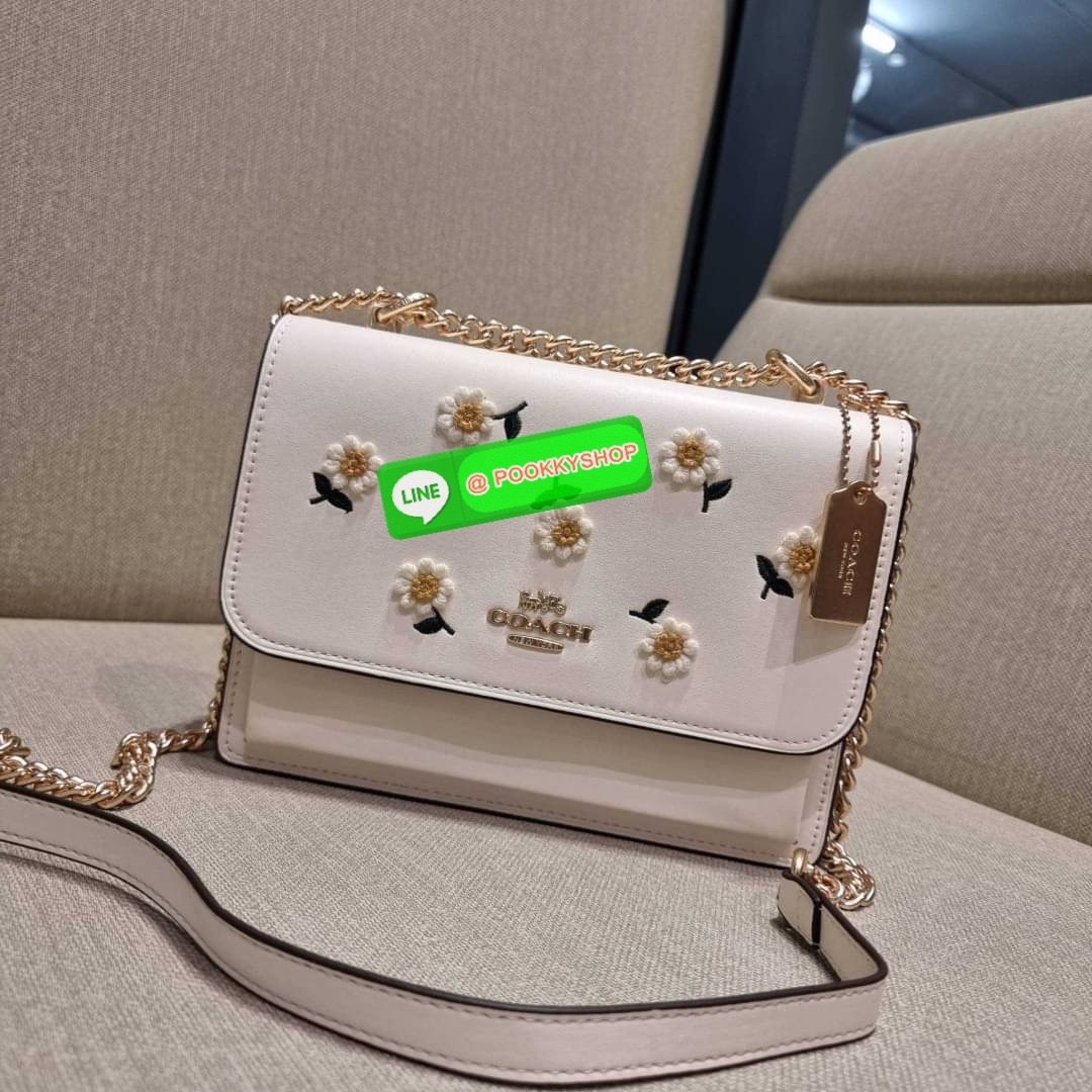 COACH C2858 KLARE CROSSBODY WITH DAISY EMBROIDERY ดอกเดซี่ฮิตไม่หยุดยั้ง!! ขายดิบขายดีทุกคอลเลคชั่น รอบนี้มาให้ได้ใช้งานง่ายกว่าเดิม กับกระเป๋าสะพายข้าง โทนสีละมุนลูกคุณหนู ดีไซน์ปักดอกเดซี่เพิ่มลูกเล่น ให้มีสีสัน วัสดุหนังแท้เต็มใบ สายสะพายโซ่สลับหนัง สะ