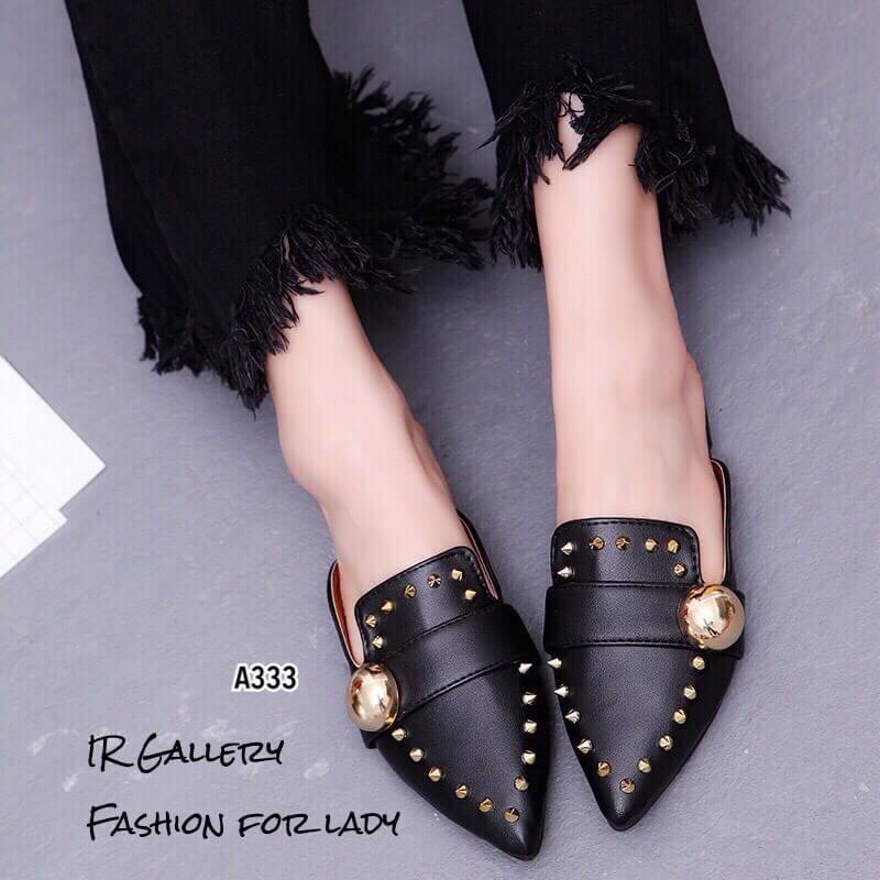 แบบขายดี!!! พร้อมส่ง มาแร้วคร้างานที่กำลังเป็นที่นิยมในตอนนี้ ลำลองทรงสลิปเปอร์หนังนิ้มนิ่มด้านหน้าประดับอะไหล่หมุดทอง แบบเปิดส้นสวมใส่ง่ายรองพื้นเสริมนวมนุ่มใส่นุ่มเท้า ส้นยางกันลื่นหนา 1 ซม. ใส่แล้วดูโดดเด่นฟรุ้งฟริ้ง มุ้งมิ้งสุดๆเลยค้า