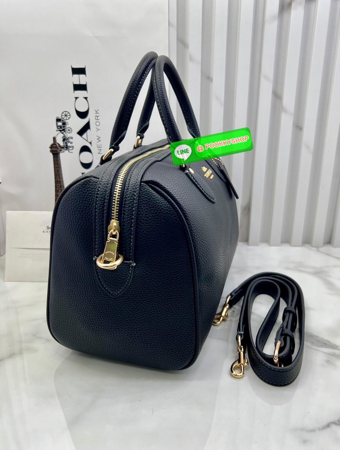 COACH ROWAN SATCHEL IN SIGNATURE CANVAS จุดเด่นของกระเป๋าทรงsatchel bag คือรูปทรงของกระเป๋าดูแข็งแรง มั่นคง ไม่เสียทรงง่าย มาพร้อมหูหิ้วที่ด้านบนของกระเป๋า ลายแคนวาสที่เป็นซิกเนเจอร์แบบเอกลักษณ์ ช่องใช้งานทุ้งภายในและภายนอก นอกจากนี้ กระเป๋าประเภทนี้ยังมี