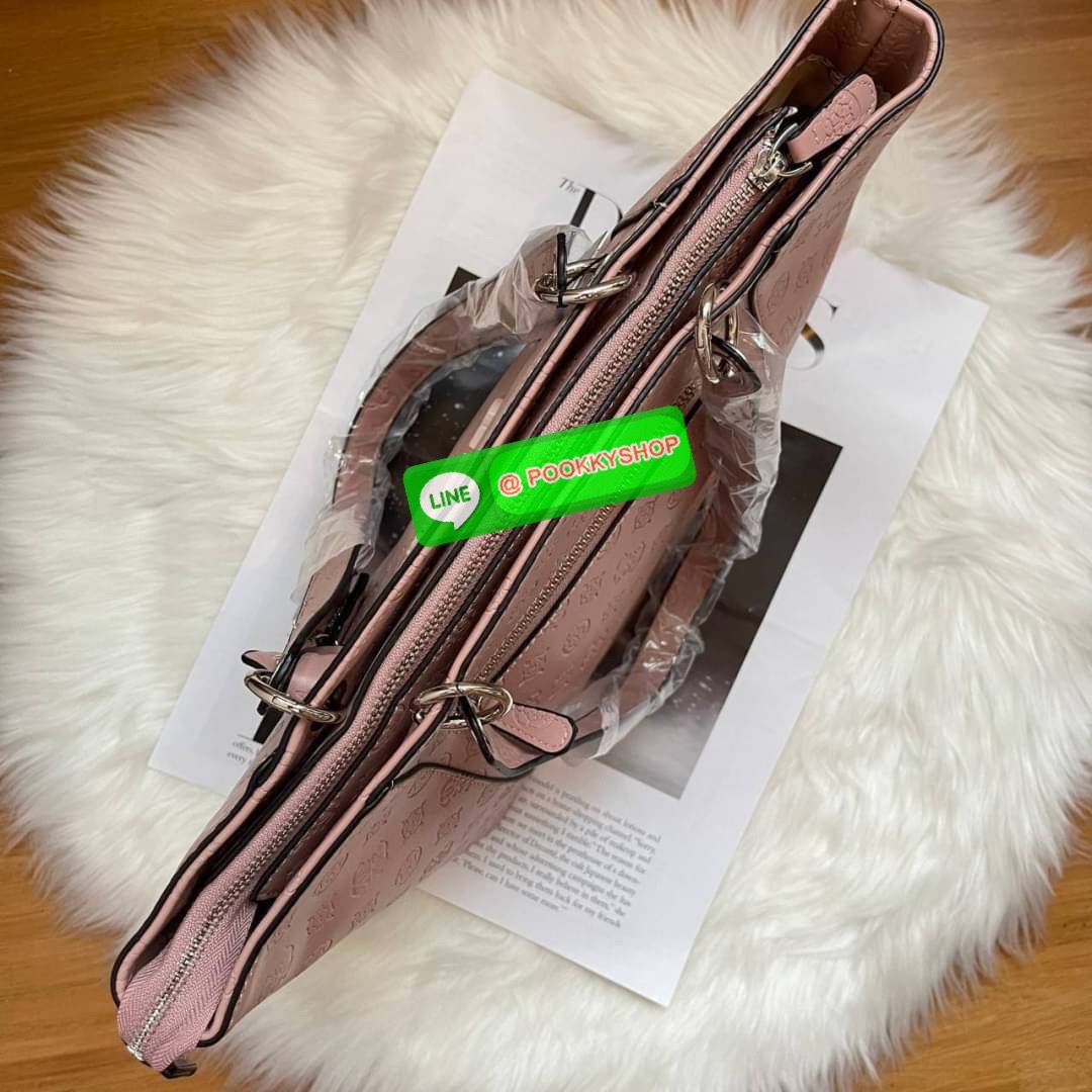 Guess กระเป๋าทรงช้อปปิ้ง หนังดี ปั๊มลายโลโก้แบรนด์รอบใบงานสะพายไหล่ เปิดปิดด้วยซิป มีหมุดรองฐาน ด้านในซับในแบรนด์อย่างดี