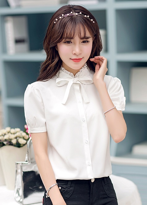 เสื้อคอตั้งจับจีบระบาย แขนตุ๊กตา พร้อมสายผูกโบว์ กระดุมหน้า C33 สีขาว
